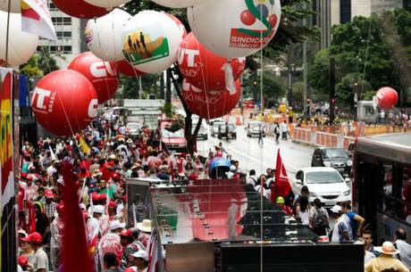Segundo o sociólogo Paulo Ribeiro, o discurso da esquerda costuma ser mais reprimido porque questiona a ordem do Estado Segundo o sociólogo Paulo Ribeiro, o discurso da esquerda costuma ser mais reprimido porque questiona a ordem do Estado