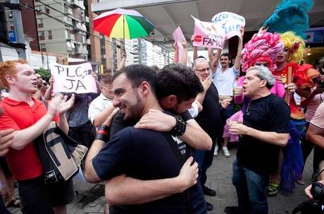 Em 2014, 326 pessoas morreram em razão da homofobia no Brasil Em 2014, 326 pessoas morreram em razão da homofobia no Brasil