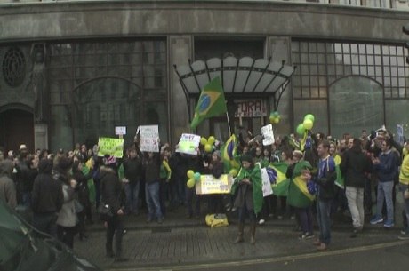 Manifestantes se reuniram em frente à embaixada em Londres