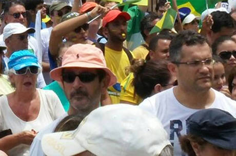 Manifestantes se concentraram no Farol da Barra e seguiram pela Orla de Salvador Manifestantes se concentraram no Farol da Barra e seguiram pela Orla de Salvador