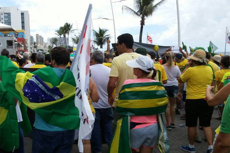Movimento foi ordeiro e reuniu homens, mulheres, crianças, jovens e idosos Movimento foi ordeiro e reuniu homens, mulheres, crianças, jovens e idosos