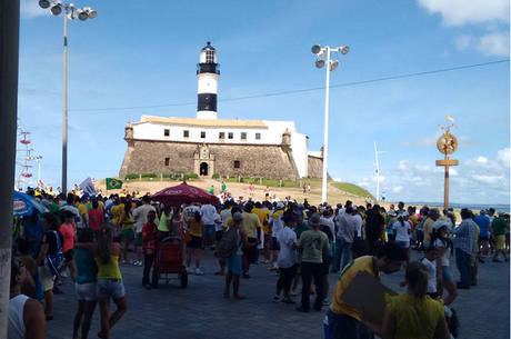 Pessoas começam a se concentrar em frente ao Farol da Barra, para segunda manifestação contra o governo Dilma