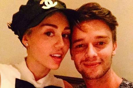 Miley teria se entendido com o namorado Patrick 
