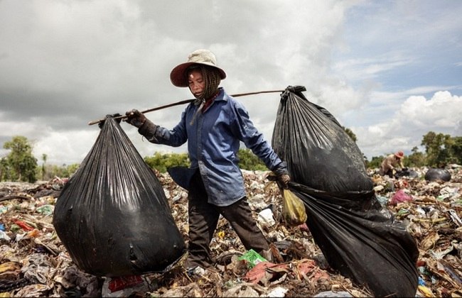 Chocante: imagens mostram vida cruel de crian&ccedil;as em lix&atilde;o t&oacute;xico no Camboja  - Fotos - R7 Internacional