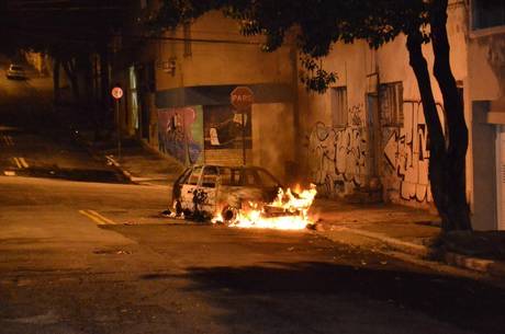 Grupo queimou dois carros na região durante a noite