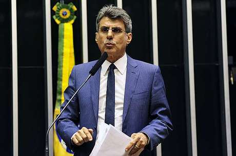 Romero Jucá substituiu Temer na presidência do PMDB. Vice-presidente se licenciou do cargo nesta terça-feira (5)