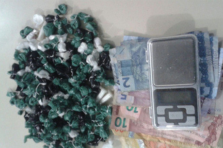 Polícia apreendeu 170 embalagens com substâncias aparentando ser cocaína e certa quantia em dinheiro