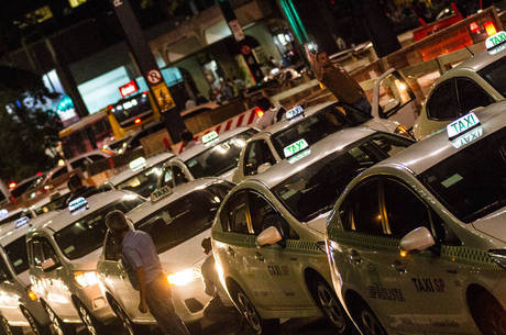 Taxistas fazem protesto na Paulista nesta segunda
