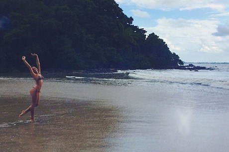 Bruna Marquezine faz charminho em praia e deixa recado de amor