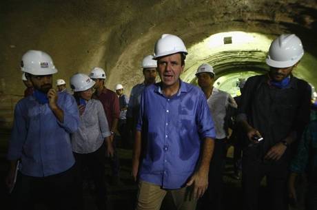 Paes durante visita às obras do Túnel da Via Expressa