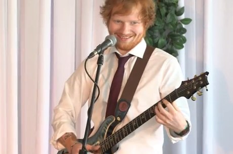 Ed Sheeran fez a alegria dos noivos ao tocar em festa de casamento