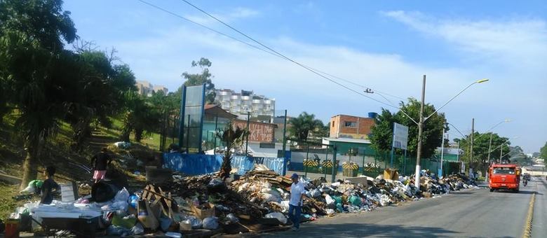 Lixo na avenida Capital Mário Toledo de Camargo, em Santo André
