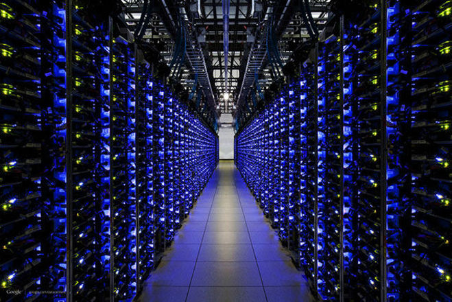 Computadores quânticosCom ajuda da quase mágica da física quântica, um computador desse tipo poderá superar em muito a velocidade das máquinas que temos atualmente. Um computador quântico seria capaz de quebrar a encriptação mais poderosa que temos atualmente em questão de instantes. Tanto poder para processar dados faz com que Google, IBM e Intel invistam uma boa soma em start-ups como a Rigetti Computing que está pesquisando o assunto.Mais do que isso, computadores mais rápidos podem acelerar a produção de remédios, vacinas. Esse tipo de capacidade é capaz de mudar o mundo que vivemos drasticamente. Dá para imaginar algo como um mundo sem congestionamentos?