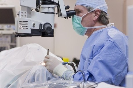 Empresas buscam desenvolver tecnologia para auxiliar médicos na sala de cirurgia