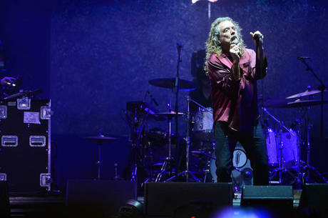 Plant começou o show com jogo ganho, cantando Led Zeppelin