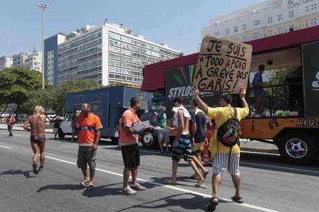 Garis distribuíram panfletos na orla de Copacabana