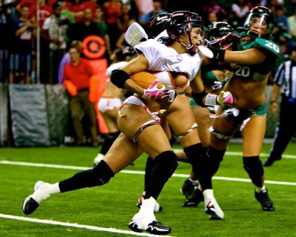 Produtora de UFC faz game de futebol americano feminino com lingerie