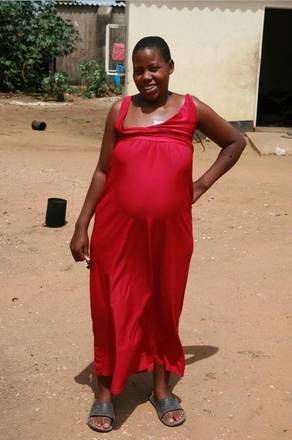 Anna Mbizi, uma mulher como as outras, de 38 anos, acreditava estar grávida de 5 meses, mas entrou em parto prematuro e seu 'filho' veio ao mundo surpreendendo a todos