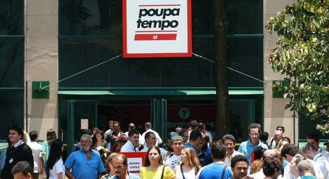 Postos de atendimento do Poupatempo reunia aglomerações em SP Postos de atendimento do Poupatempo reunia aglomerações em SP