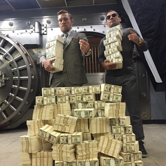 Fanático por dinheiro, Conor McGregor promoveu a luta contra o
brasileiro José Aldo com pilhas de dinheiro dentro de um banco. Ao vencer o
brasileiro, o irlandês faturou o cinturão da categoria peso-pena do UFC