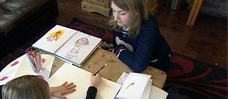 Lily conversa com a apresentadora da BBC e mostra seus desenhos