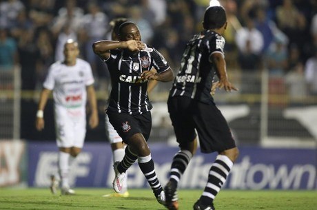 Vágner Love marcou o segundo gol com a camisa do Corinthians