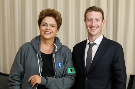 Zuckerberg entregou à Dilma um casaco do Facebook estampado com a bandeira do Brasil