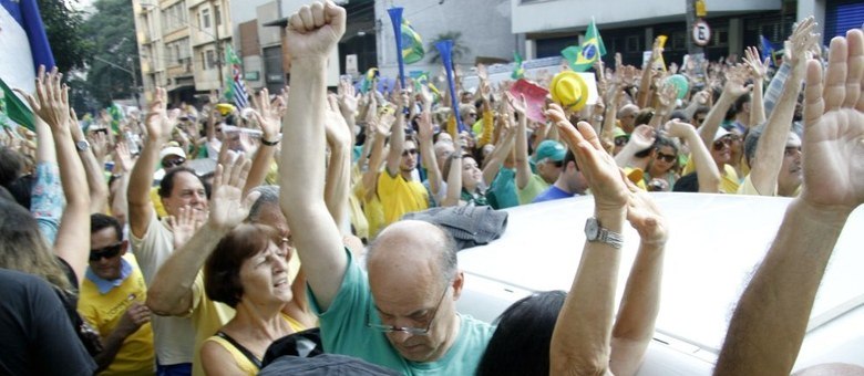 Manifestantes se reuniram na avenida Paulista na tarde deste domingo (12)