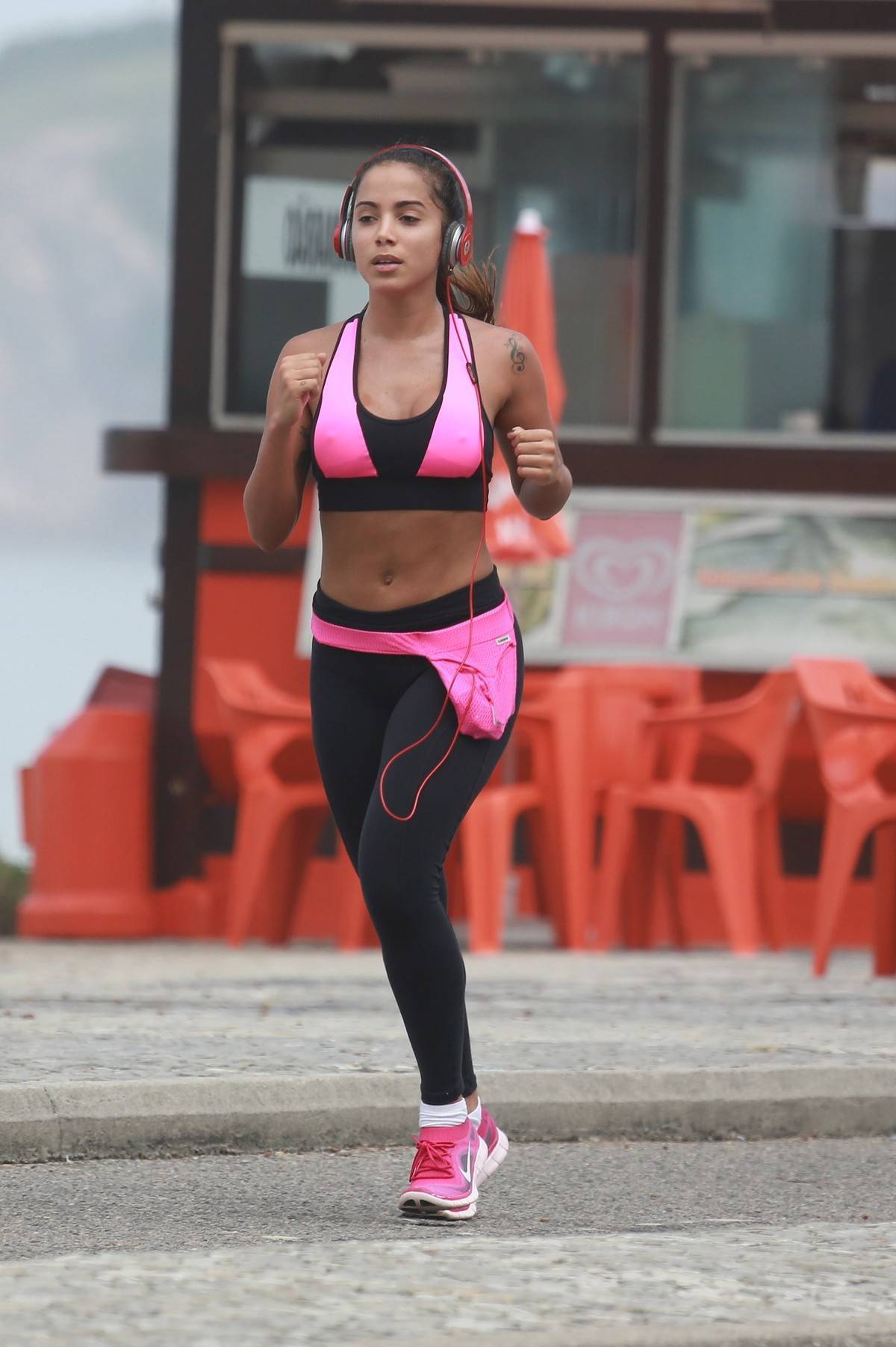 Uau! Anitta exibe barriga chapada após correr 5 km - Revista Marie