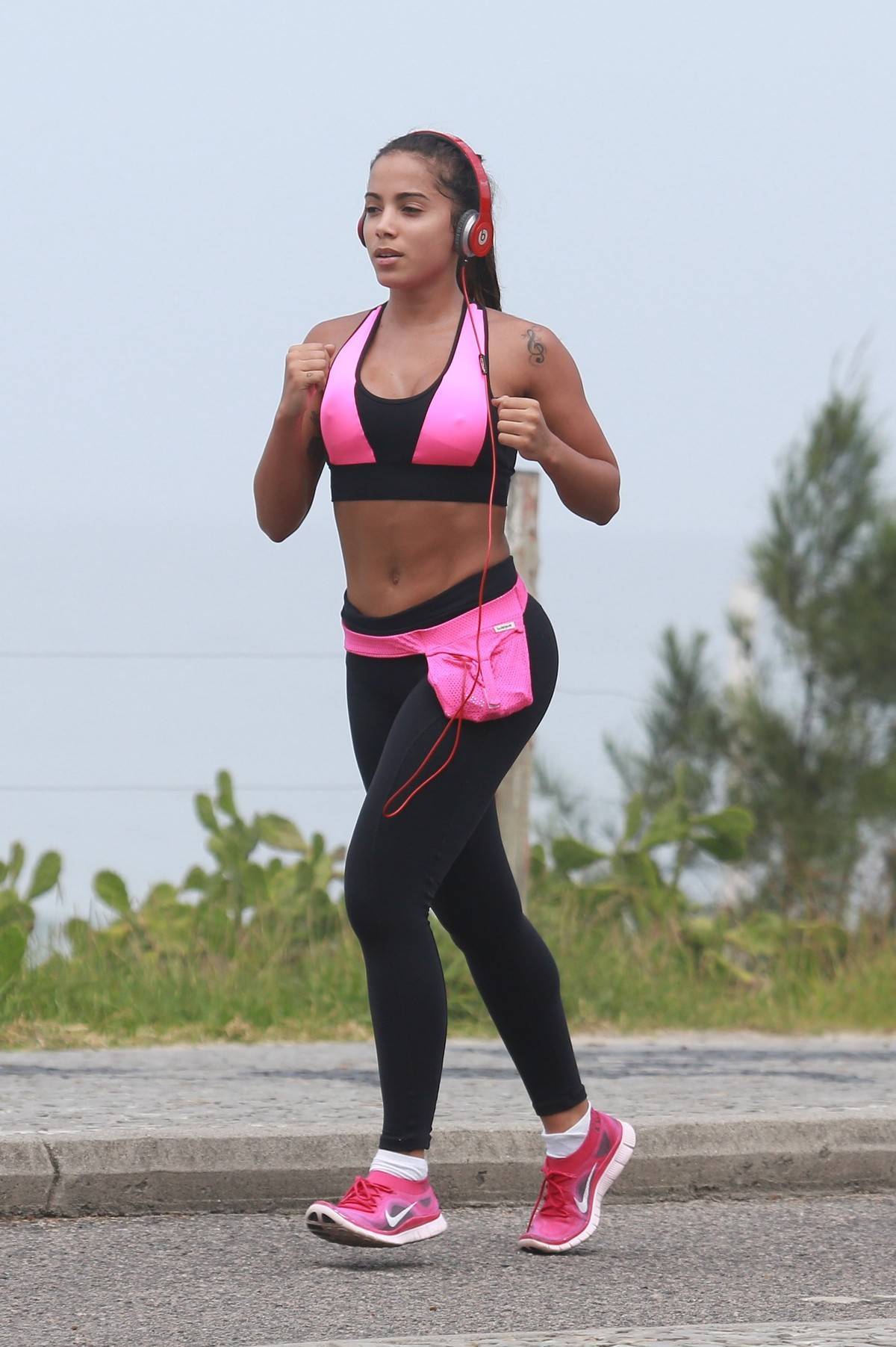 Uau! Anitta exibe barriga chapada após correr 5 km - Revista Marie