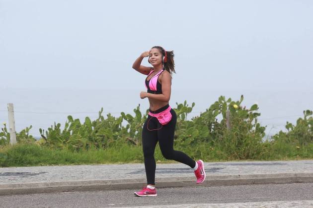 Uau! Anitta exibe barriga chapada após correr 5 km - Revista Marie