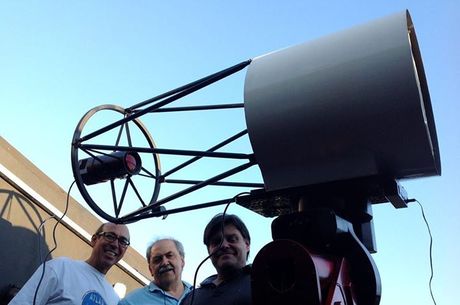 João Ribeiro Barros, Eduardo Pimentel e Cristóvão Jacques construíram um observatório com tecnologia totalmente brasileira em Oliveira, na região centro-oeste de Minas Gerais