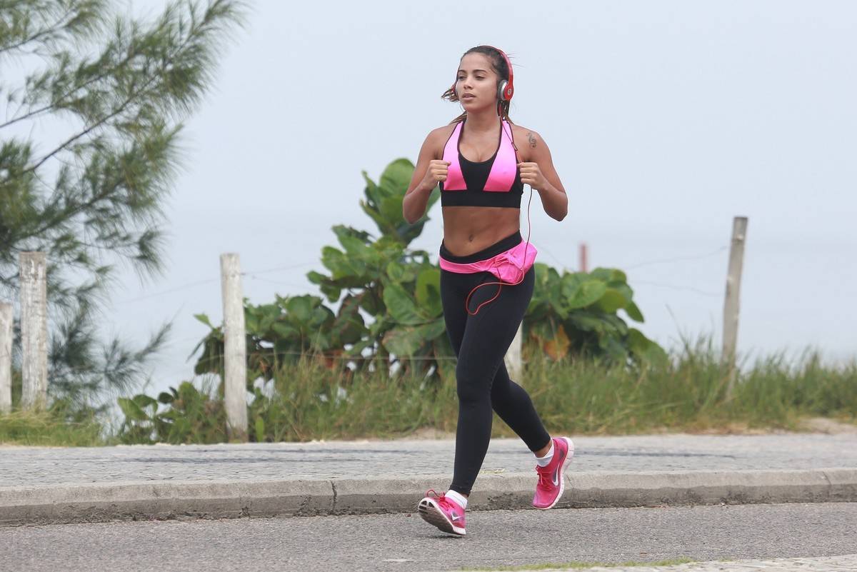 Uau! Anitta exibe barriga chapada após correr 5 km - Revista Marie