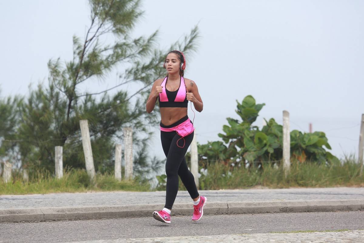 Uau! Anitta exibe barriga chapada após correr 5 km - Revista Marie