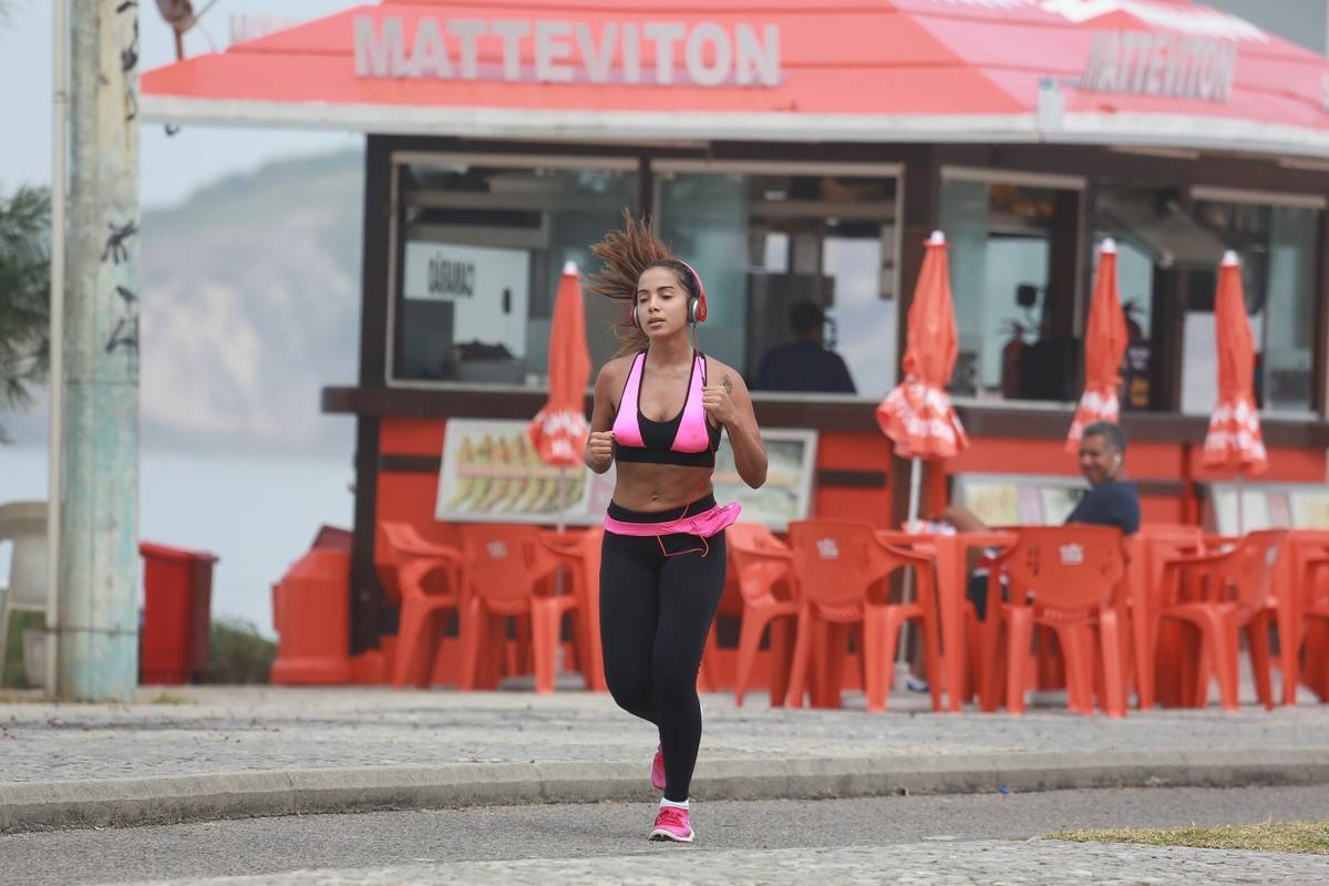 Uau! Anitta exibe barriga chapada após correr 5 km - Revista Marie