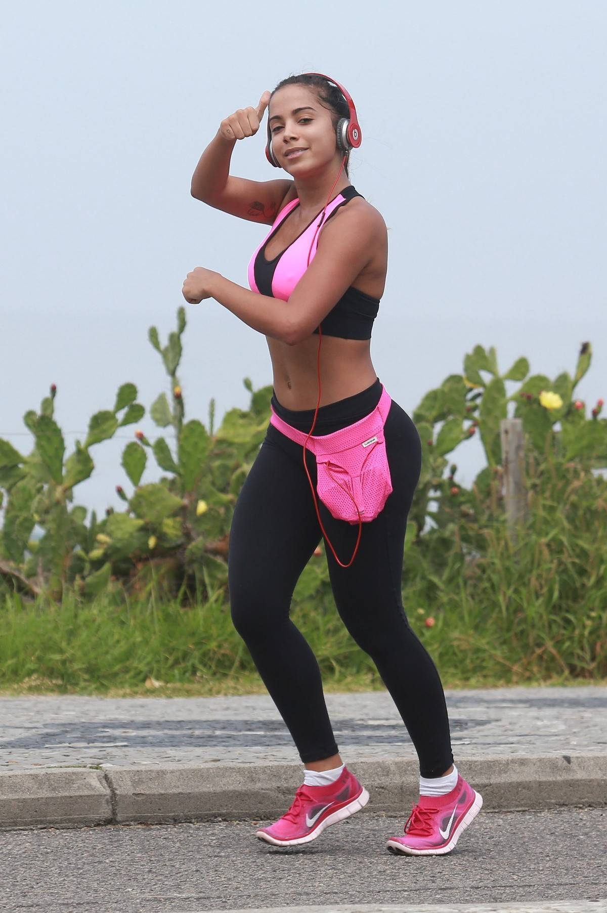 Uau! Anitta exibe barriga chapada após correr 5 km - Revista Marie