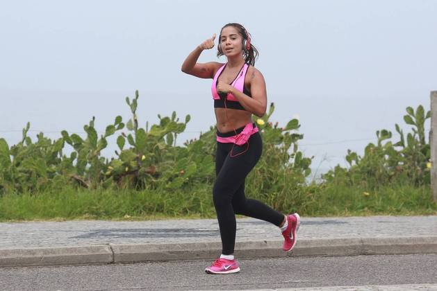 Uau! Anitta exibe barriga chapada após correr 5 km - Revista Marie