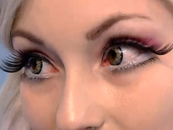 Kali, posta uma foto de maquiagem de boneca humana que de pra ver bem seus  olhos?