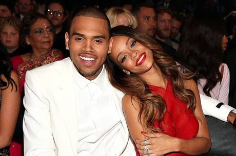 Rihanna e Chris Brown no Grammy de 2013, época em que reataram
