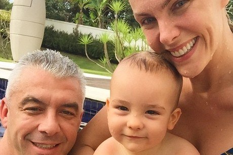Ana Hickmann com o marido e o filho na piscina
