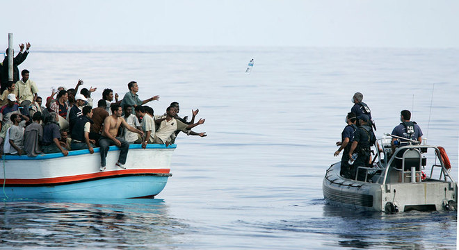Número de imigrantes e refugiados que cruzaram o Mar Mediterrâneo já passa dos 100 mil este ano