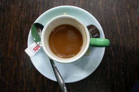 A cafeína e o ácido cafeico teriam bloqueado o crescimento das células cancerígenas, diz estudo
A cafeína e o ácido cafeico teriam bloqueado o crescimento das células cancerígenas, diz estudo