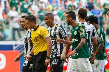 Arbitragem teve tarde confusa no jogo entre Palmeiras e Santos