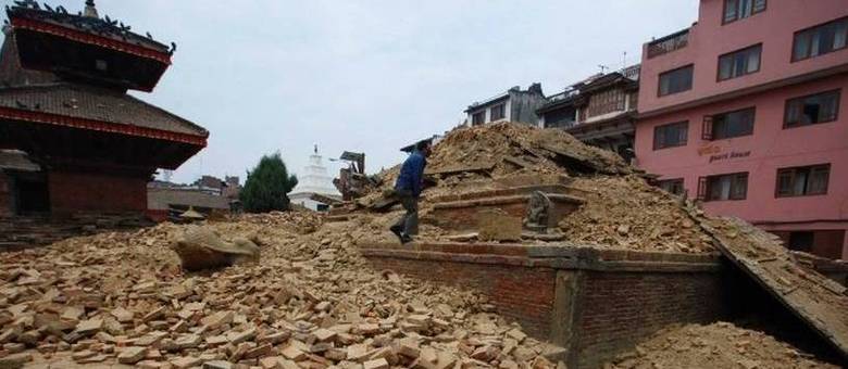Praças, templos e monumentos ficaram completamente destruídos após os terremotos que abalaram o país em abril