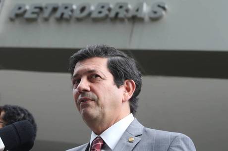 Otavio Leite deu entrevista em frente à sede da Petrobras