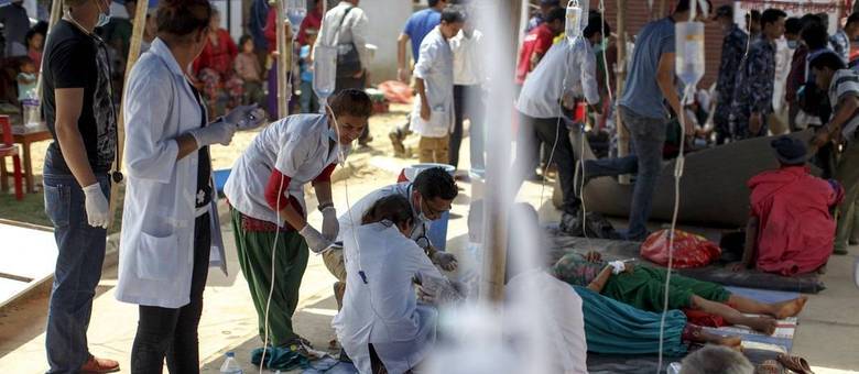 Médicos atendem feridos em frente ao hospital de Dhading