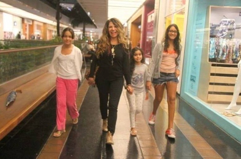 Elba Ramalho também recorreu à adoção para aumentar a família. Além do filho biológico Luã, do antigo relacionamento com o cantor Maurício Mattar, a cantora adotou três meninas: Maria Clara, em 2000, Maria Esperança, em 2007, e Maria
Paula, em 2008