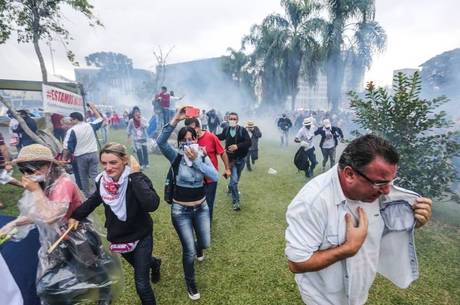 Docentes em greve no Paraná entraram em confronto com a Polícia Militar durante manifestação nesta quarta-feira (29)