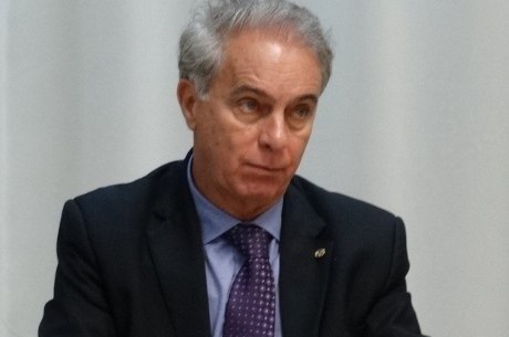 Deputado afirma que "pobre não pode ter arma porque é caro"