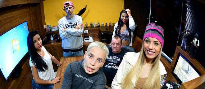 MCs Pikachu, Princesa e Plebeia, 2K e Nina Capelli ao lado do empresário Emerson Martins MCs Pikachu, Princesa e Plebeia, 2K e Nina Capelli ao lado do empresário Emerson Martins